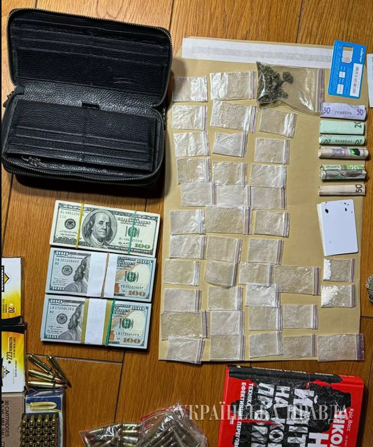 Речі, знайдені під час обшуку. Фото: Українська правда Обшуки, ДБР, КРАІЛ