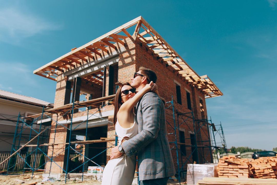 Колишнє подружжя біля будинку, який починали будувати разом