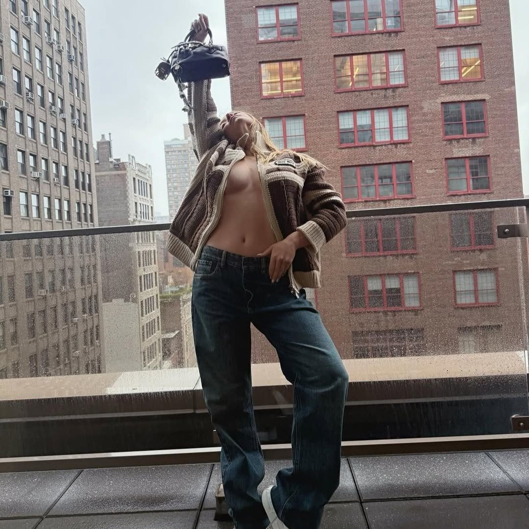 С полуобнаженной грудью. Фото: Х С полуобнаженной грудью. Фото: Х