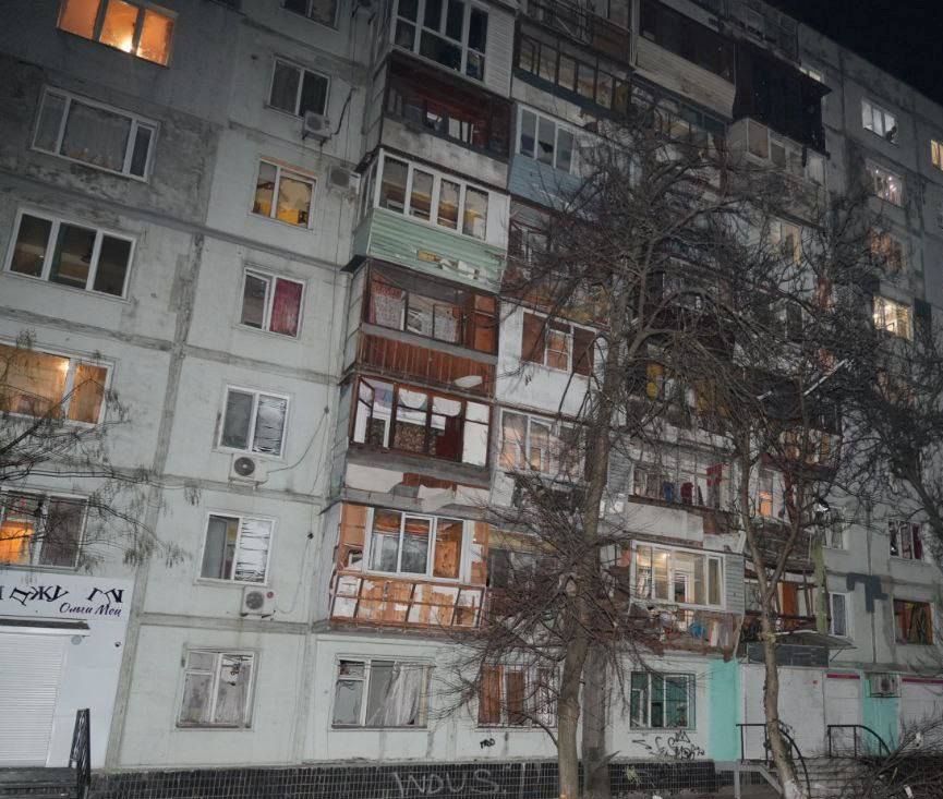Россияне ударили "Шахедами" по Запорожью и Харькову: повреждены многоэтажки, ранены, среди них дети 1