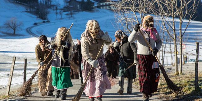 Похмурі ночі починають на Різдво, 25 грудня. Похмурі ночі починають на Різдво, 25 грудня.