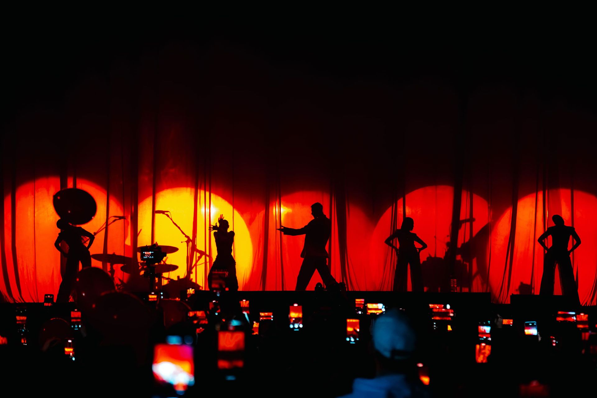 Основний колір концерту - червоний Основний колір концерту - червоний