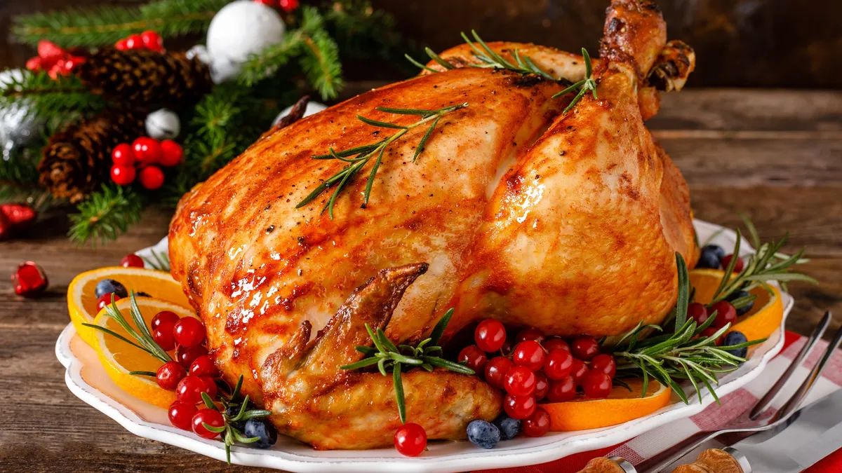 Різдвяна вечеря часто включає смажену індичку, як в Америці, так і в Європі.  Різдвяна вечеря часто включає смажену індичку, як в Америці, так і в Європі.