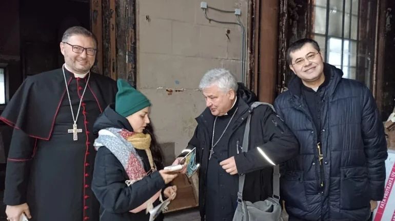 Голуба миру зробили з уламків вітражів храму Фото: Римсько-католицька церква України Голуба миру зробили з уламків вітражів храму Фото: Римсько-католицька церква України