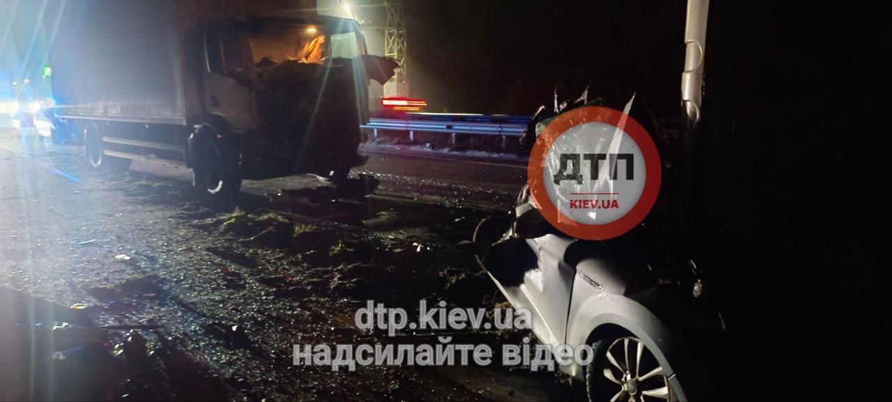 Від машини мало що залишилося після "обіймів" з вантажівками Від машини мало що залишилося після "обіймів" з вантажівками