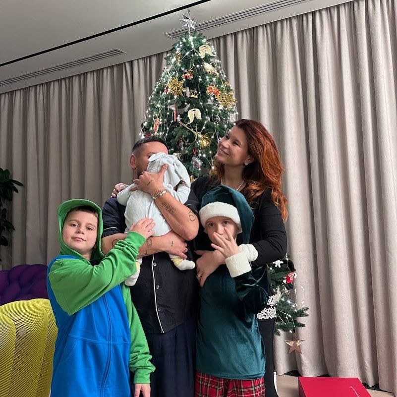 Дмитро Монатік з дружиною та дітьми Дмитро Монатік з дружиною та дітьми