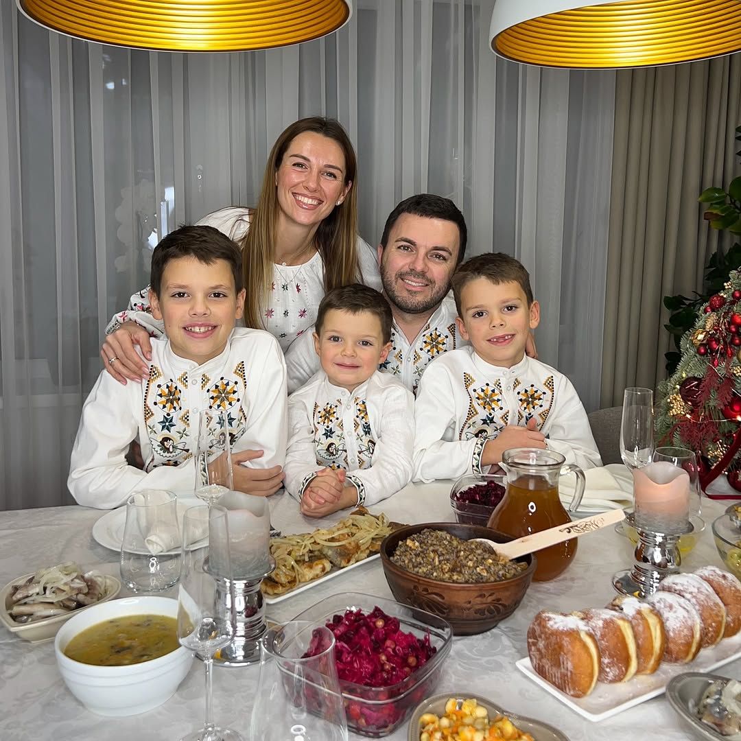 Григорій Решетнік з родиною за різдвяним столом Григорій Решетнік з родиною за різдвяним столом
