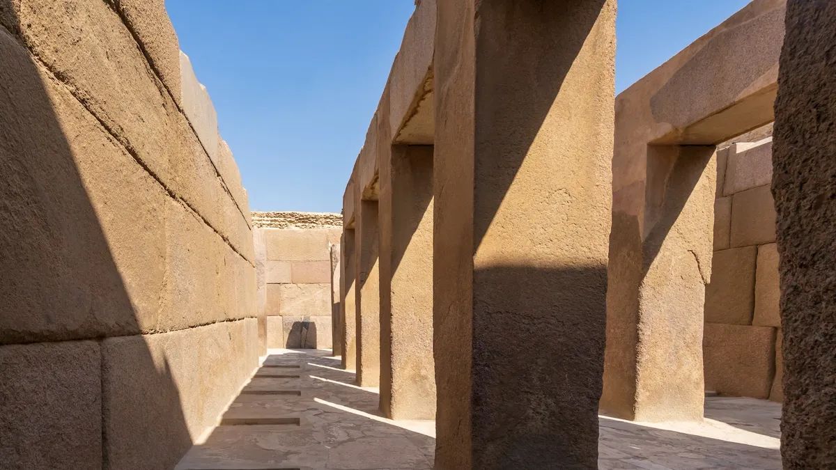 Статуи божеств выносили на дневной свет, например, на крышу храма.