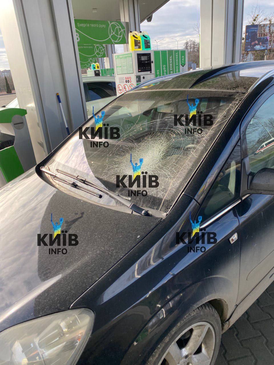 На Київщині військовий ТЦК кулаком розтрощив лобове скло автомобіля 1