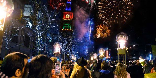 31 декабря проводится в канун Нового года.