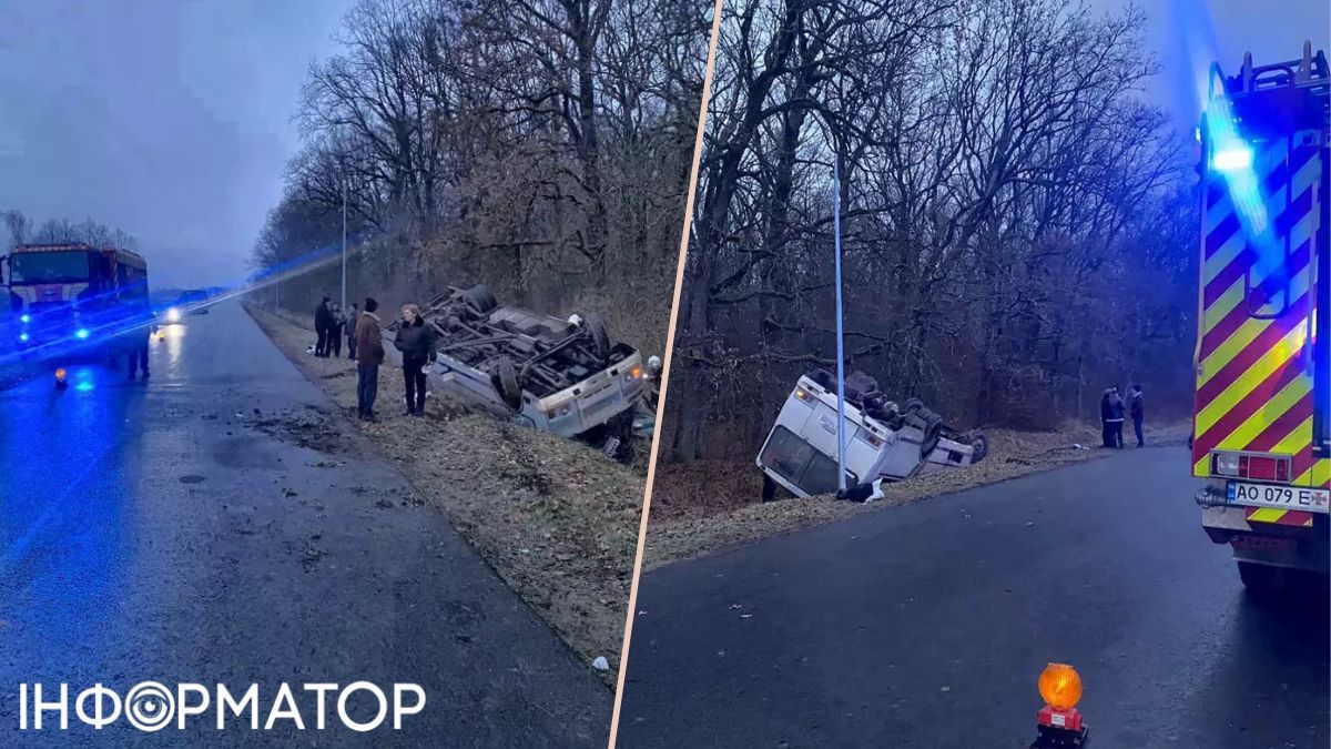 ДТП на Закарпатті: автобус з 25 пасажирами на швидкості злетів у кювет і перекинувся 2