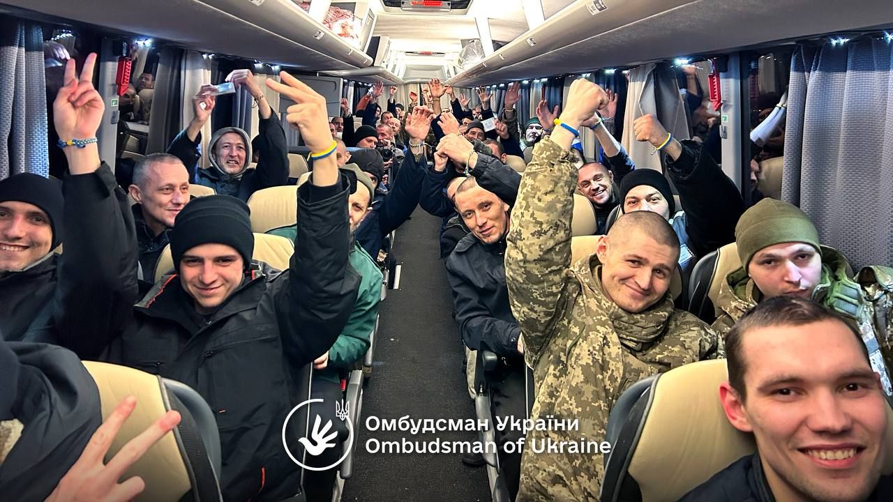 Зеленський підтвердив обмін військовополоненими з РФ: додому повернулося 189 українців 15