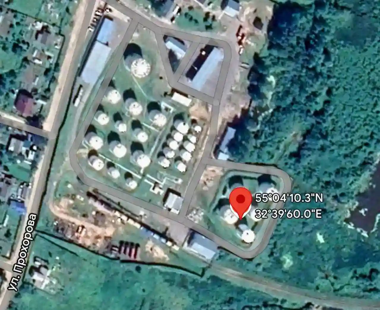 Пламя до самого неба: у российского Смоленска беспилотники подожгли нефтебазу 1