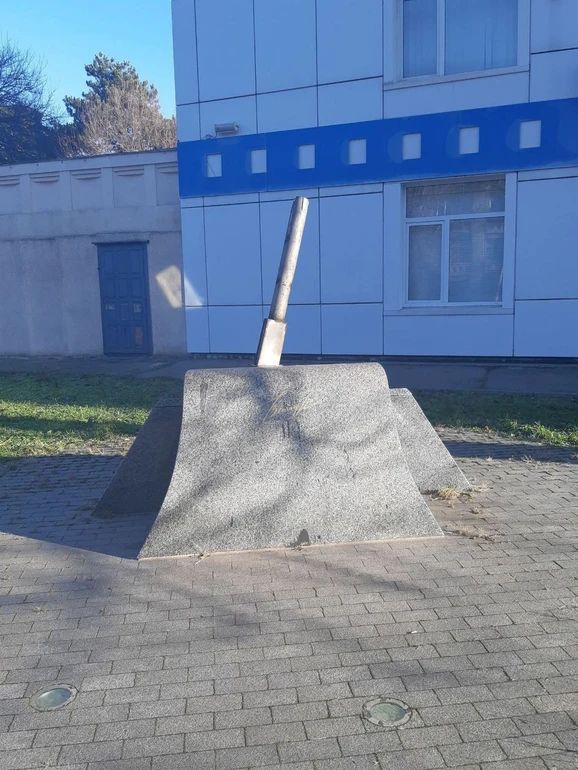 На цьому місці був пам'ятник Висоцькому На цьому місці був пам'ятник Висоцькому