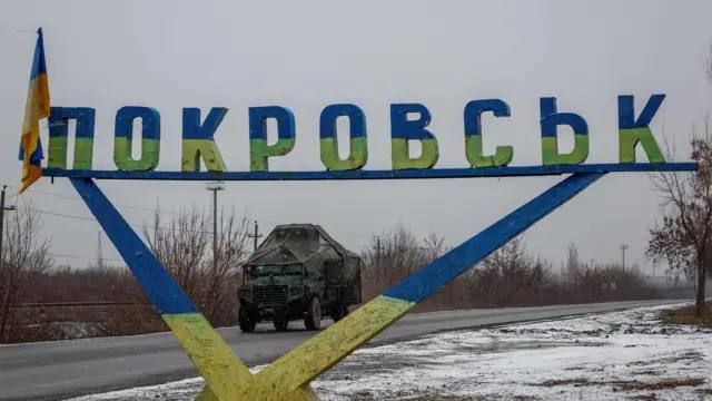 Росіяни КАБами зруйнували жовто-блакитну стелу на в’їзді в Покровськ - фото 2