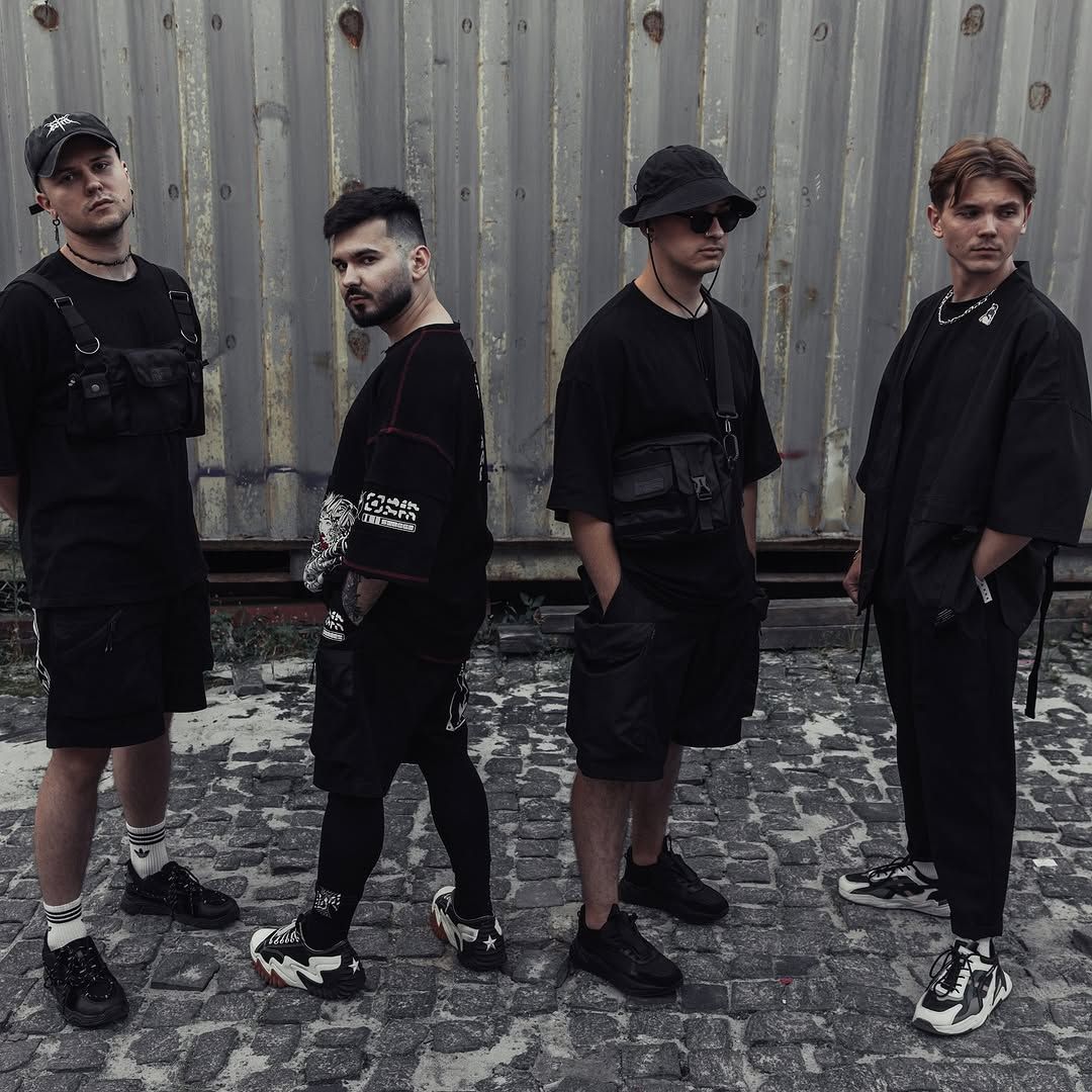 Участники группы, ХХХ слева