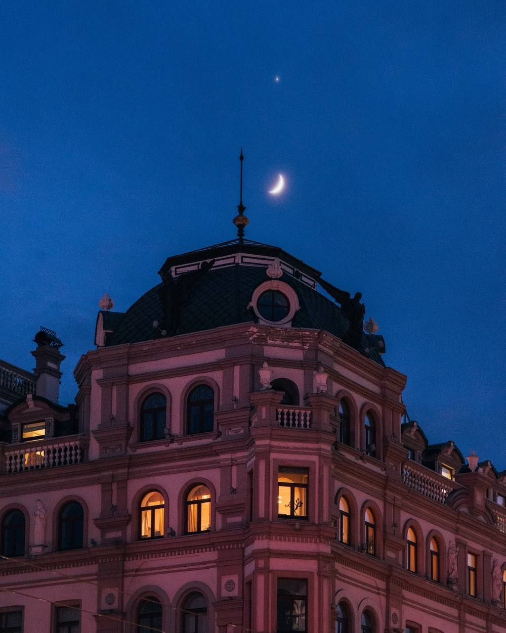 "Поцелуй Венеры и Луны" над Киевом "Поцелуй Венеры и Луны" над Киевом