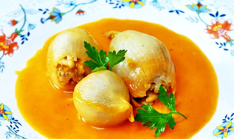 Фарширована цибуля виглядає дуже пікантно, а пахнееее як! 