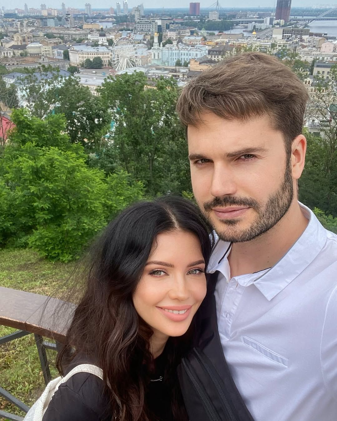 Фронтвумен гурту Lama з коханим Фронтвумен гурту Lama з коханим