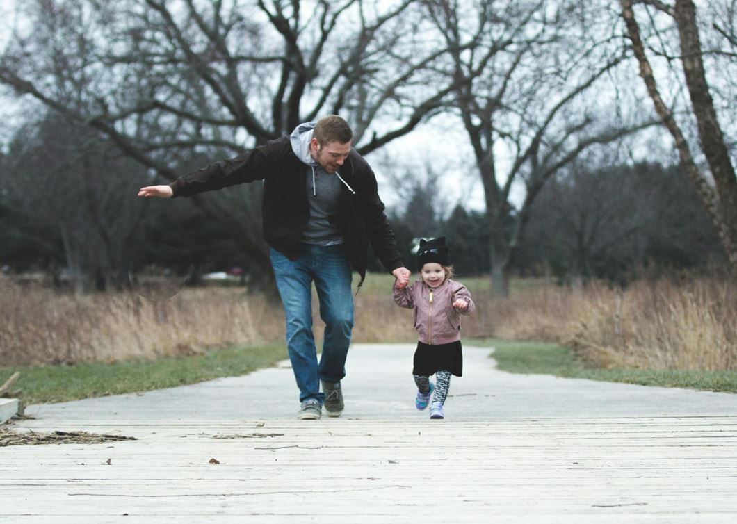 12 січня проводиться Всесвітній день доньки. 