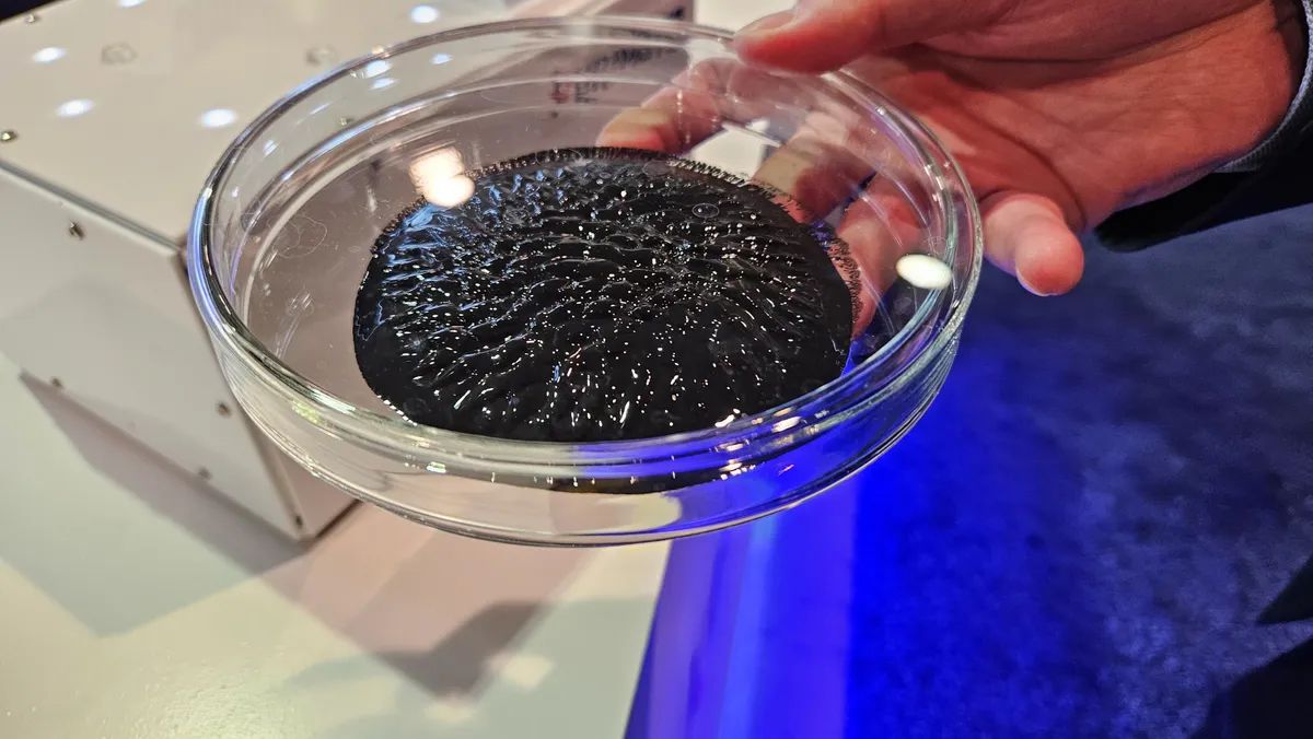 Это неижеле, а тактильная технология на основе масла.