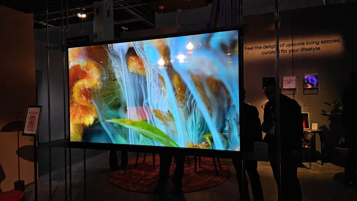 Первый прозрачный, беспроводной телевизор.