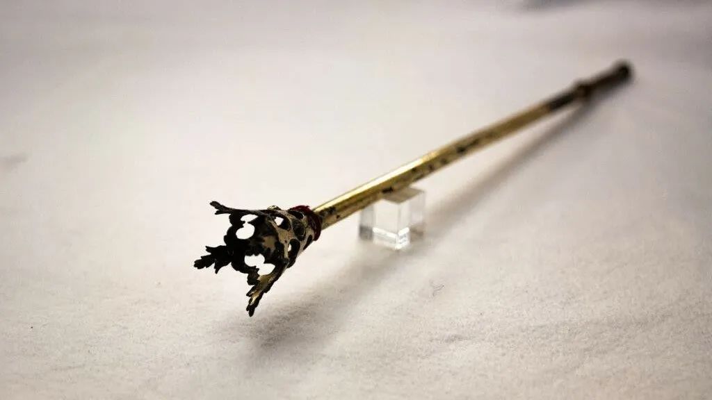 Золотой скипетр из тайника регалий, найденный в стене Вильнюсского кафедрального собора Золотой скипетр из тайника регалий, найденный в стене Вильнюсского кафедрального собора