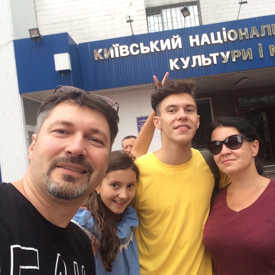 Співак з родиною, 2019 рік. Фото: Instagram/aleksleontyev Співак з родиною, 2019 рік. Фото: Instagram/aleksleontyev