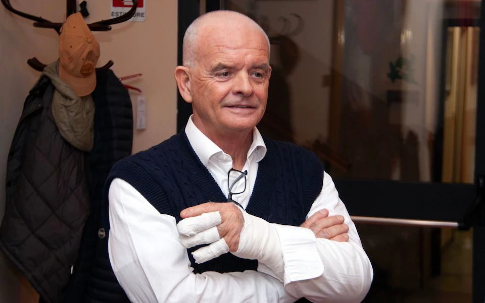 Пострадавшему наложили кучу бинтов. Пострадавшему наложили кучу бинтов.