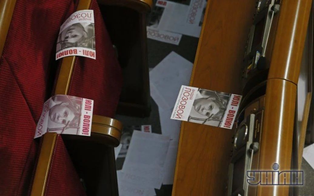 Депутатам уже хотелось отделиться стеклом от журналистов после падения к ним открыток с Тимошенко. Фото: УНИАН Депутатам уже хотелось отделиться стеклом от журналистов после падения к ним открыток с Тимошенко. Фото: УНИАН