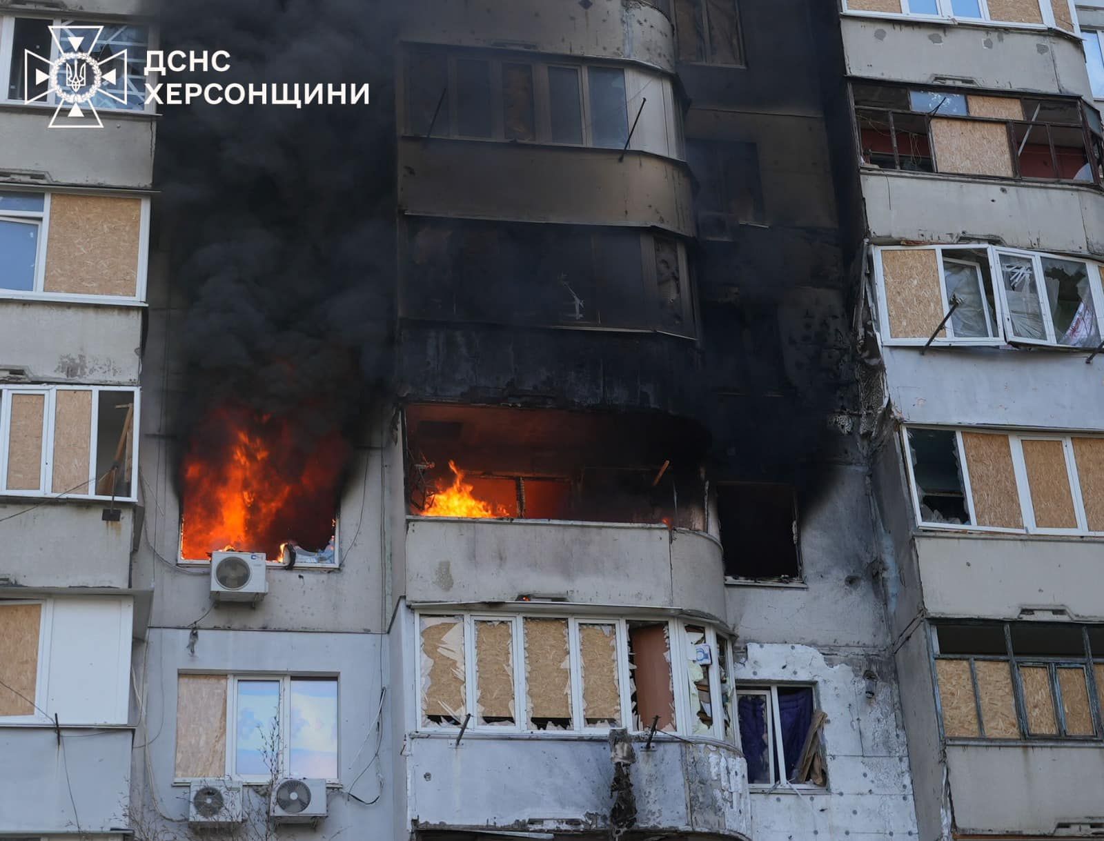 Россияне ударили беспилотником по многоэтажке в Херсоне: возник пожар 1