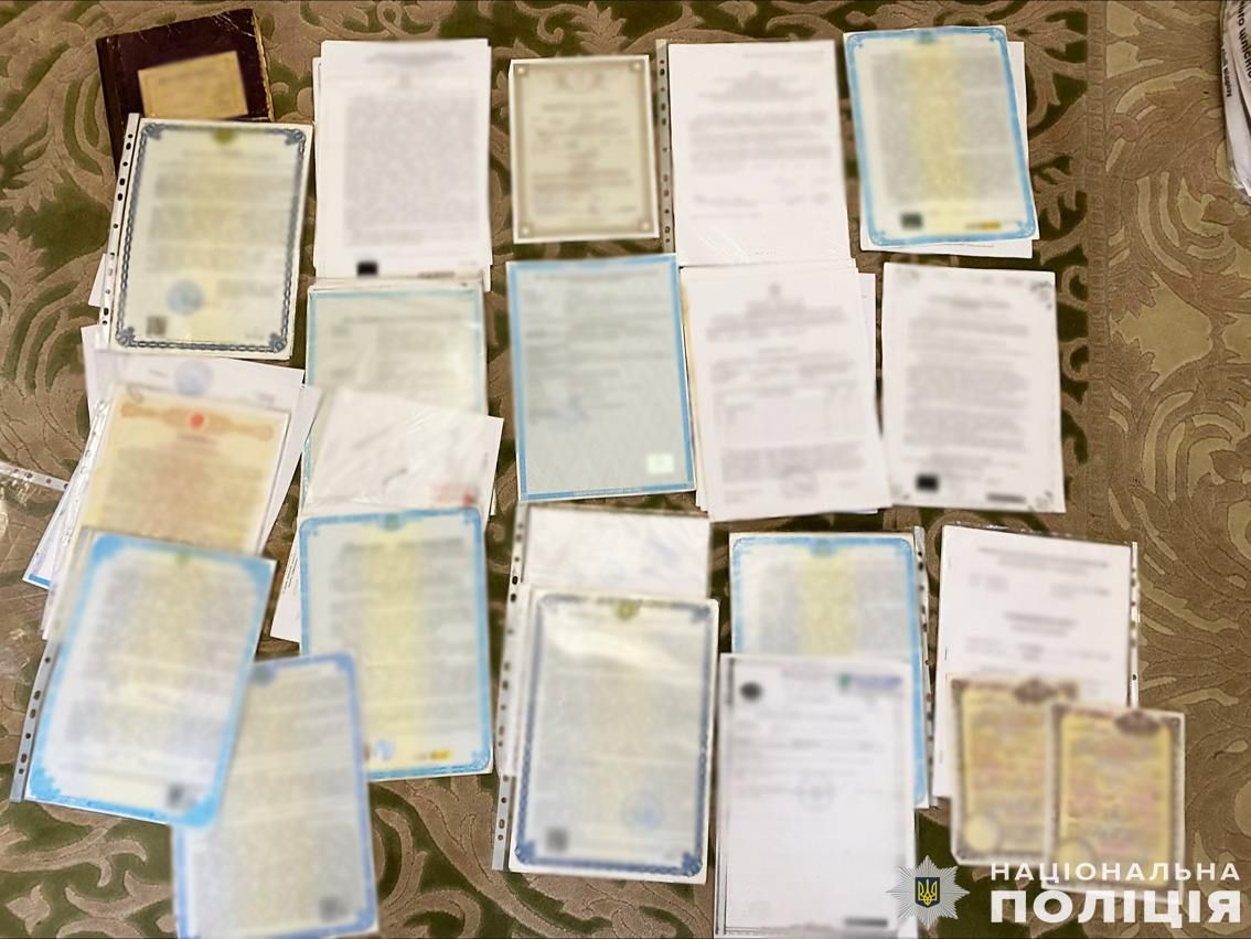 Знайдені документи під час обшуків Знайдені документи під час обшуків