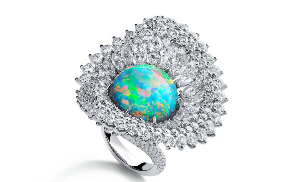 Опал в белом золоте.