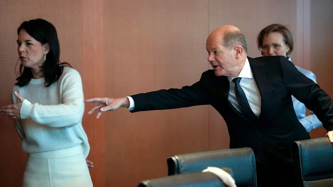 Бербок нібито "тікає" від Шольца (x.com/AlexandruC4)