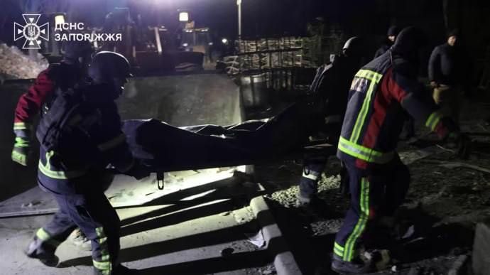 Под завалами в Запорожье нашли тело погибшего Под завалами в Запорожье нашли тело погибшего