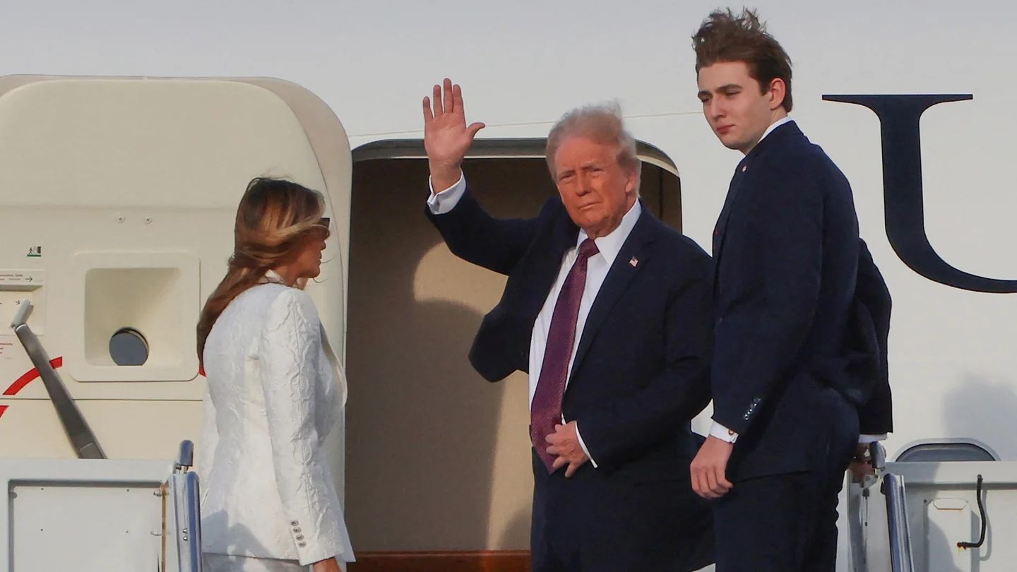 Обраний президент США Дональд Трамп, його дружина Меланія Трамп і їхній син Беррон сідають на борт урядового літака США в міжнародному аеропорту Палм-Біч