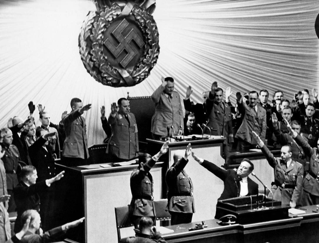 Маска рисуют уже новым фюрером