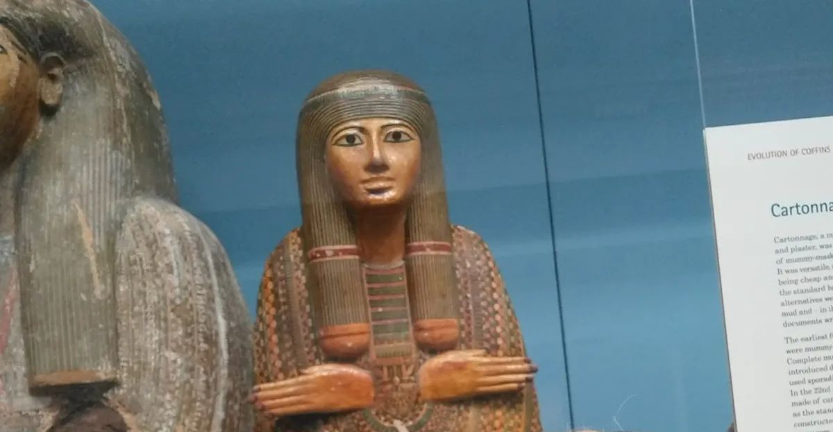 Мумия на самом деле не мумия, а доска с рисунками. Мумия на самом деле не мумия, а доска с рисунками.