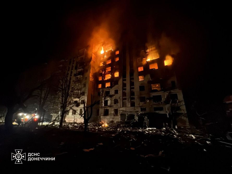 У Покровську рятувальники гасили масштабну пожежу під ворожими обстрілами У Покровську рятувальники гасили масштабну пожежу під ворожими обстрілами