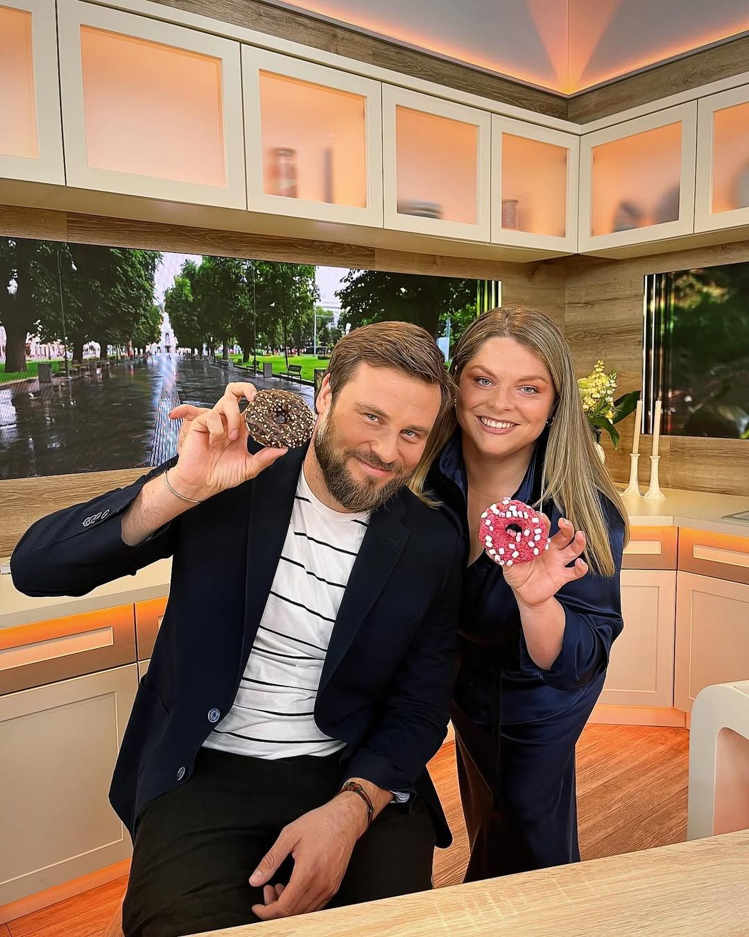 Неля Шовкопляс з колегою Єгором Гордєєвим в ефірі телеканалу "1+1".