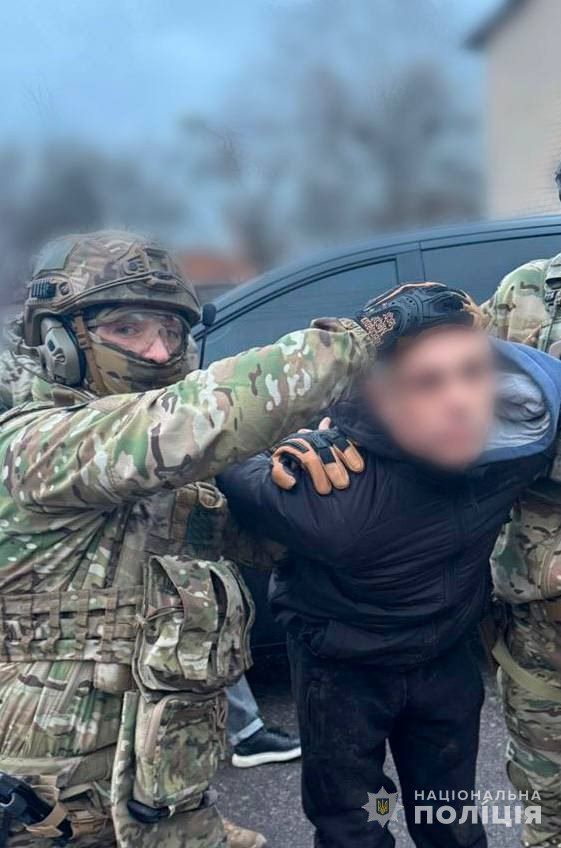 Збували "трофеї" з фронту: правоохоронці викрили мережу нелегального збуту зброї 1