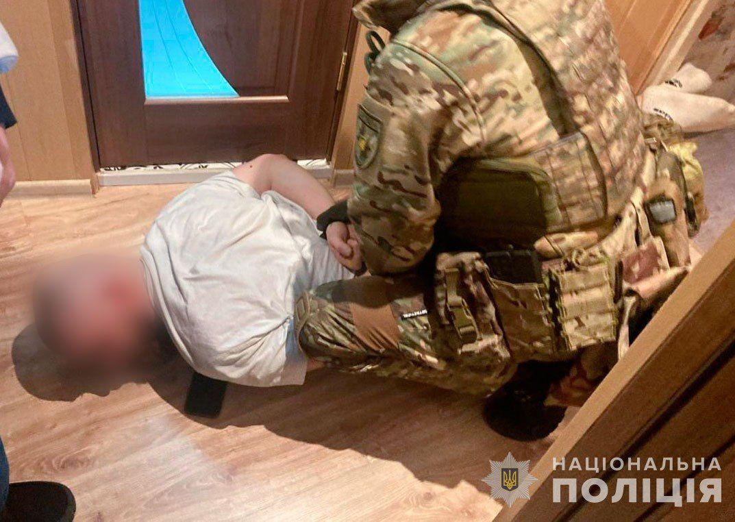 Збували "трофеї" з фронту: правоохоронці викрили мережу нелегального збуту зброї 2