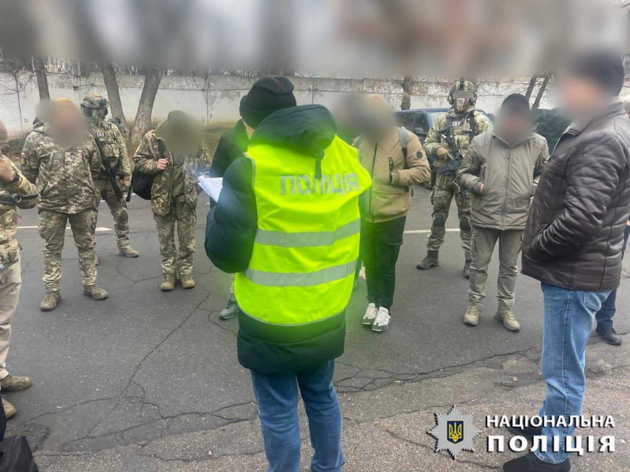 Збували "трофеї" з фронту: правоохоронці викрили мережу нелегального збуту зброї 3