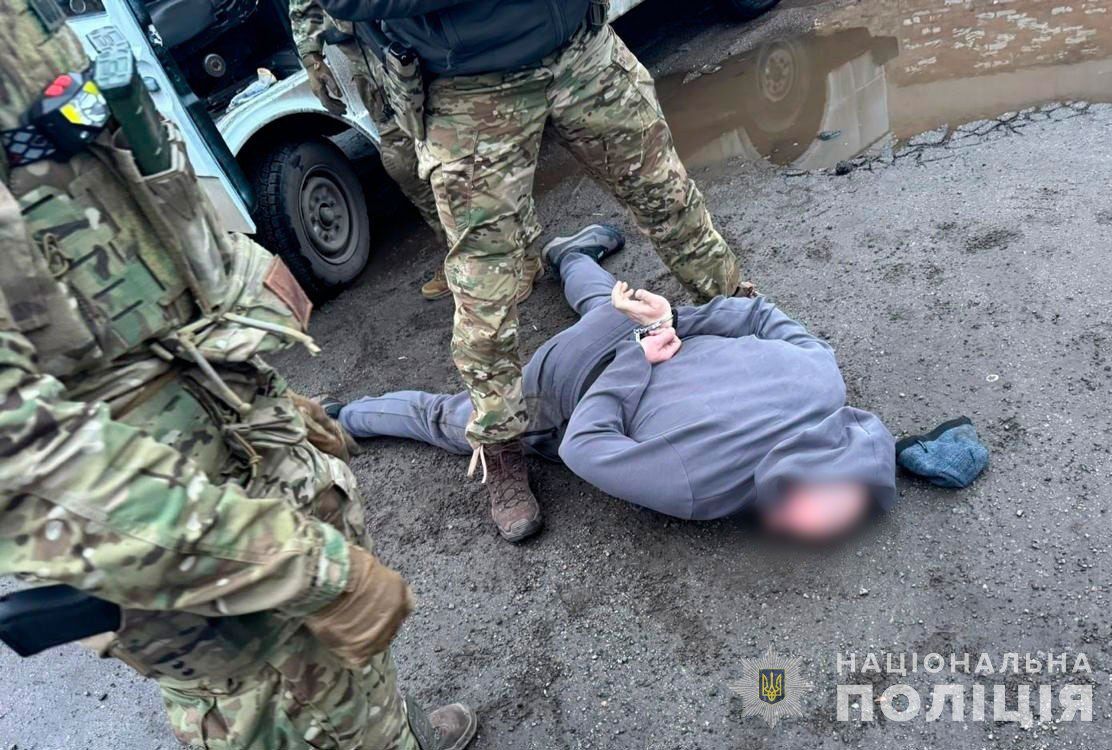 Збували "трофеї" з фронту: правоохоронці викрили мережу нелегального збуту зброї 5