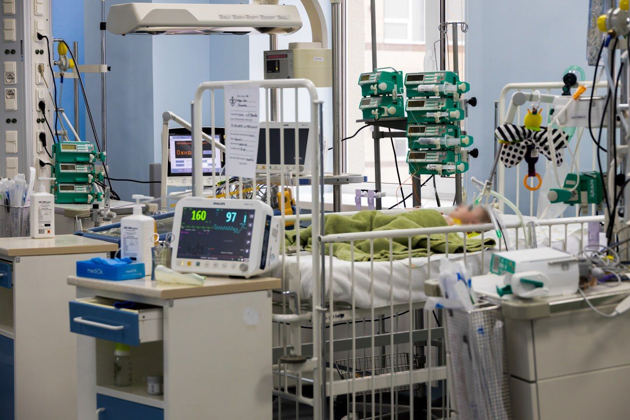 Немовля в реанімації після операції на серці Немовля в реанімації після операції на серці