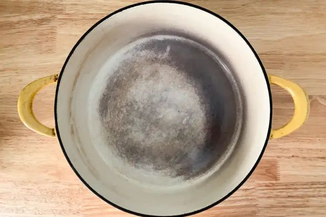 Эмалированный чугун уже имеет антипригарное покрытие, которое важно не повредить. Эмалированный чугун уже имеет антипригарное покрытие, которое важно не повредить.