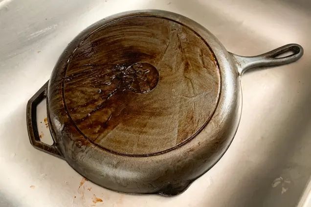 Для удаления пригоревших пятен часто чугун достаточно прокипятить в воде. Для удаления пригоревших пятен часто чугун достаточно прокипятить в воде.