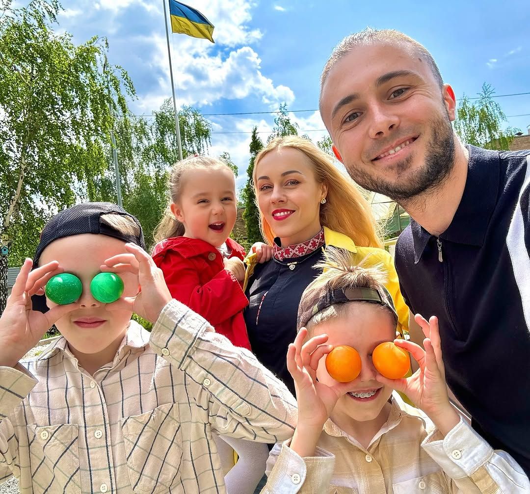 Олена Тополя з чоловіком та трьома дітьми