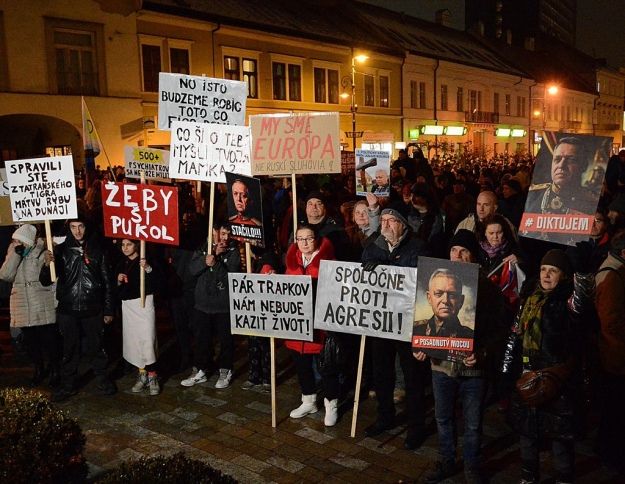 Словаччина протестує проти Фіцо: тисячі людей вимагають відставки путінського друга 2