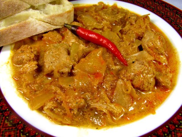 Приправити страву для подачі можна червоним гострим перчиком! Сегединський гуляш від Бравого вояка Швейка 1